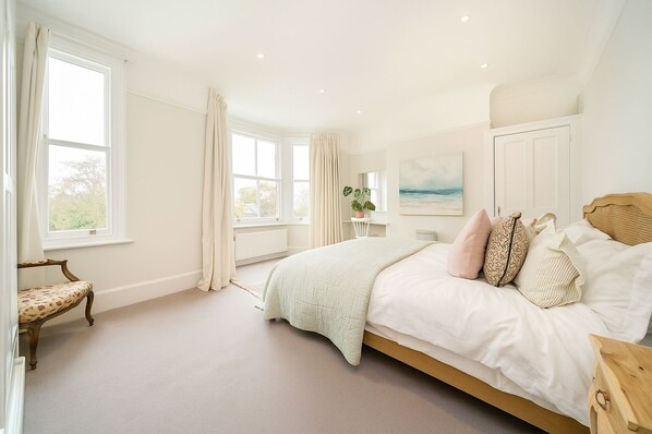 4 bedrooms, WiFi, bed sheets