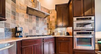 King beds * Downtown Luxury Loft * Walk everywhere