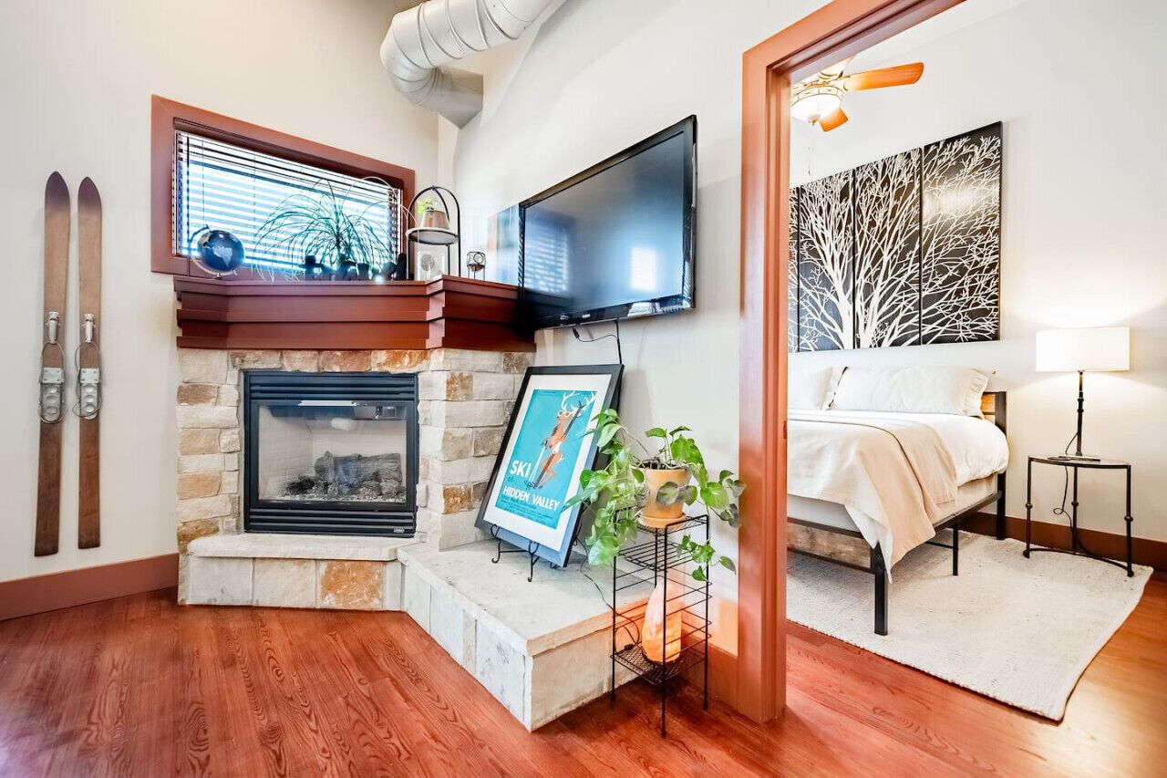 2 bedrooms, desk, iron/ironing board, travel crib