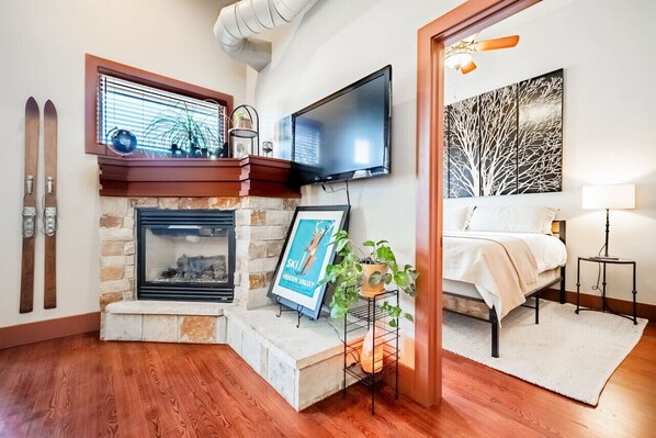 2 bedrooms, desk, iron/ironing board, travel cot - King beds * Downtown Luxury Loft * Walk everywhere (Estes Park)