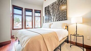 2 slaapkamers, een bureau, een strijkplank/strijkijzer, reisbedje