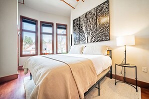 2 bedrooms, desk, iron/ironing board, travel crib