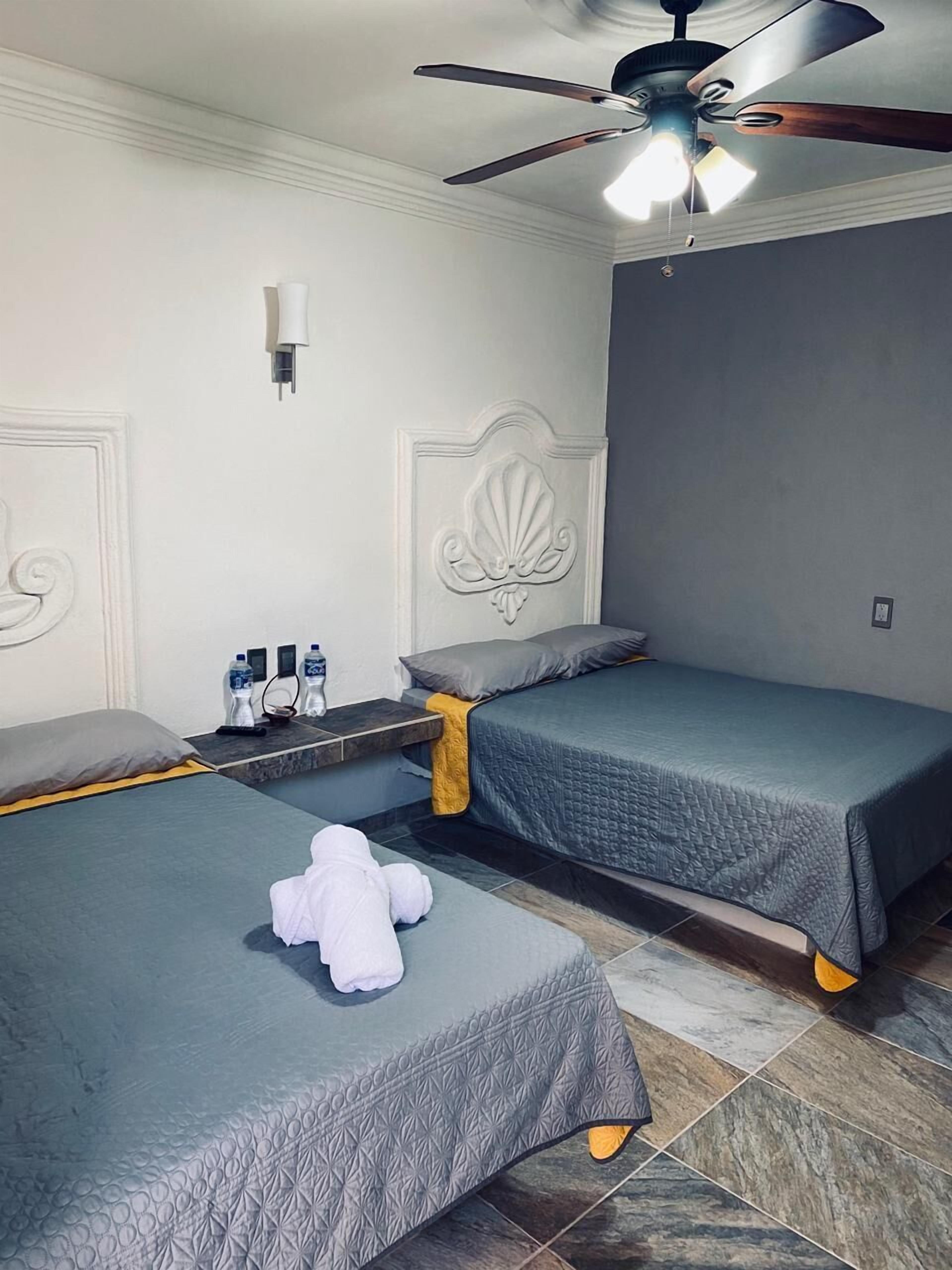 Habitación básica doble | Escritorio, espacio para trabajar con laptop y wifi gratis 