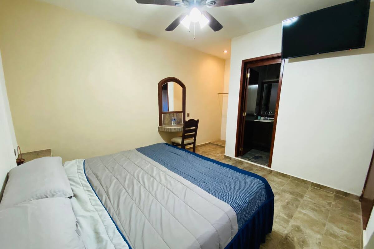 Basic Room | Desk, laptop workspace, free WiFi