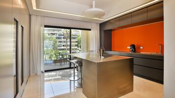 Fridge, oven, stovetop, coffee/tea maker