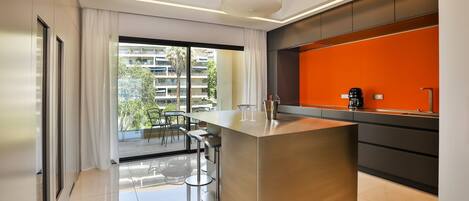 Frigorifero, forno, piano cottura, macchina per tè/caffè