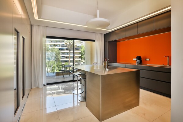 Kühlschrank, Ofen, Herdplatte, Wasserkocher mit Kaffee-/Teezubehör