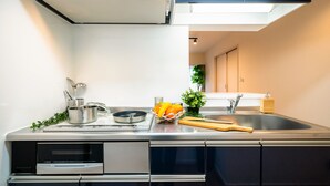 2 Bedroom Apartment | Private kitchen | Fridge, microwave, stovetop, electric kettle - Confort Kujo (Osaka)