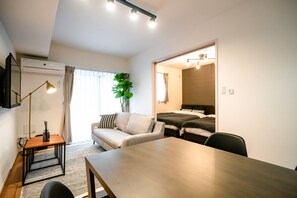 2 habitaciones, escritorio y espacio para trabajar con laptop 