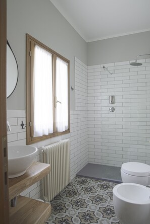 Dusche, Haartrockner, Bidet, Handtücher