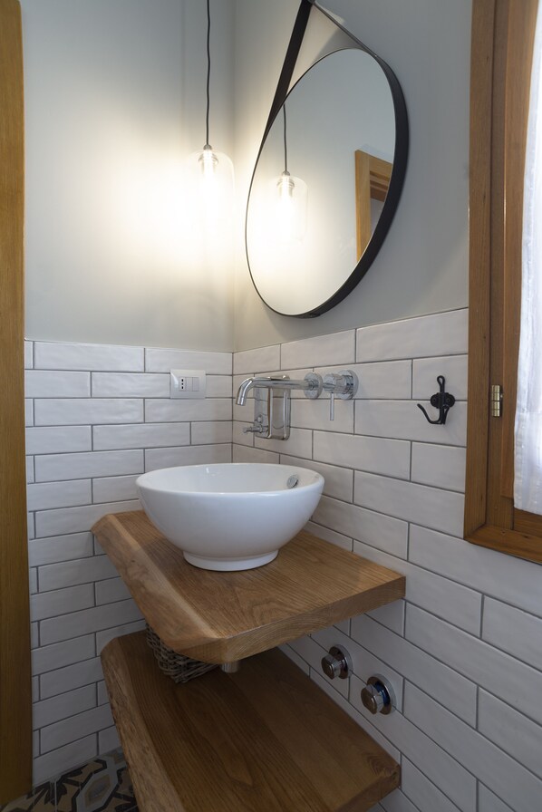 Dusche, Haartrockner, Bidet, Handtücher