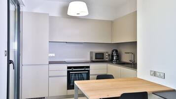 Fridge, oven, stovetop, cookware/dishes/utensils