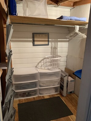 Un espace de rangement compact doté de tiroirs en plastique transparent et d’un panier blanc.
