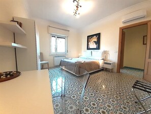 3 habitaciones, tabla de planchar con plancha, wifi y ropa de cama