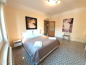 3 habitaciones, tabla de planchar con plancha, wifi y ropa de cama