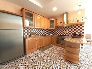 Fridge, oven, stovetop, dishwasher - Sorrento Coast: apartment in the center a few steps from the sea (Vico Equense)