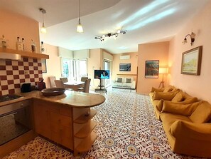 TV, books - Sorrento Coast: apartment in the center a few steps from the sea (Vico Equense)