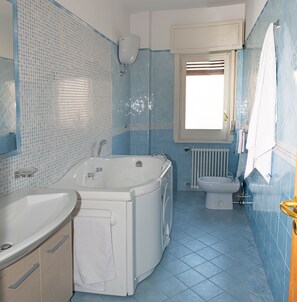 Bañera, secador de pelo, bidet, toallas