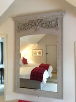 Habitación Deluxe con 1 cama doble o 2 individuales | Ropa de cama de alta calidad y decoración individual