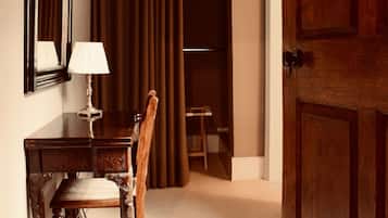 Phòng đôi hoặc 2 giường đơn Deluxe | Bộ đồ giường cao cấp, trang trí khác biệt