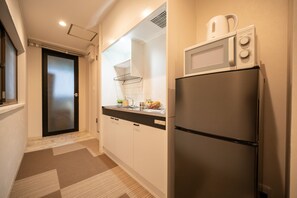 1 Bedroom Apartment | Private kitchen | Fridge, microwave, stovetop, electric kettle - Maisonity Queen Sennichimae (Osaka)