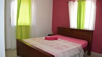 3 Schlafzimmer, Schreibtisch, Bügeleisen/Bügelbrett, Reisekinderbett
