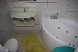 Shower, jetted tub, hair dryer, towels