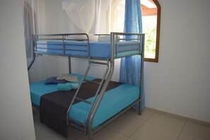 3 habitaciones, escritorio y tabla de planchar con plancha