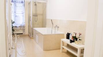 Dusche, Haartrockner, Handtücher, Seife