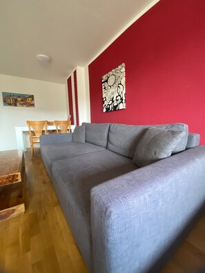 Economy Condo | Living area | TV, books - Gwuni Mopera B u.B (Leipzig)