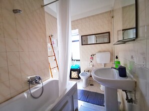 Secador de cabelo, toalhas de banho