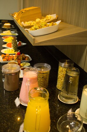 A buffet with various food items and beverages. - Hotel Marjaí (Itajai)