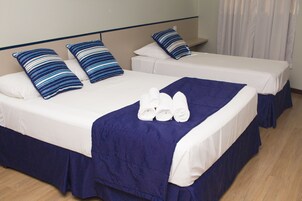 Suite Executiva Comfort triplo | Desk, laptop workspace, WiFi (free), bed sheets