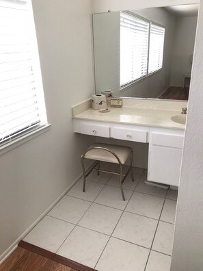 Shower, free toiletries, hair dryer, towels - 3 Bedroom Oasis w/ Pool Walk to Tahquitz Creek Golf (Palm Springs)
