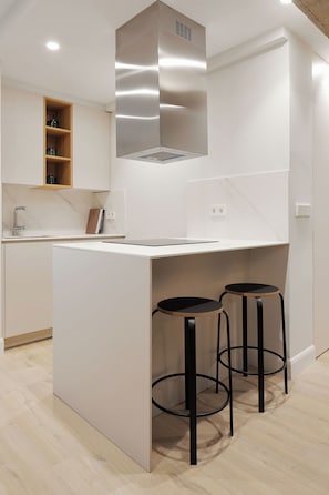 Fridge, dishwasher, coffee/tea maker, toaster