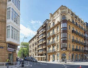 A multi-story building with a classic architectural style, featuring balconies and large windows. - Hygge by FeelFree Rentals (Donostia)