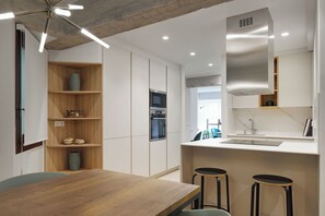 Fridge, dishwasher, coffee/tea maker, toaster