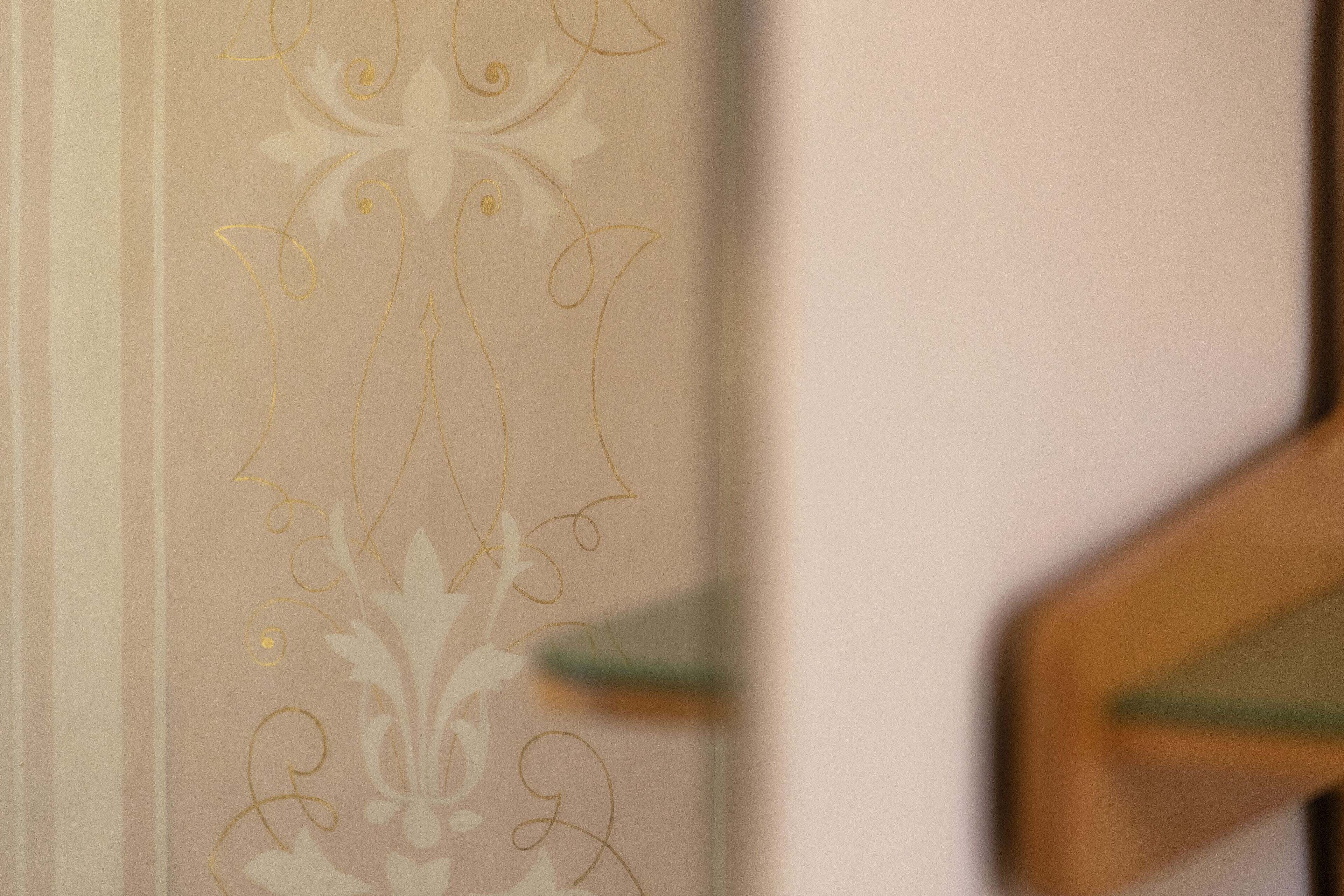 Un gros plan d’un mur orné d’un motif décoratif.