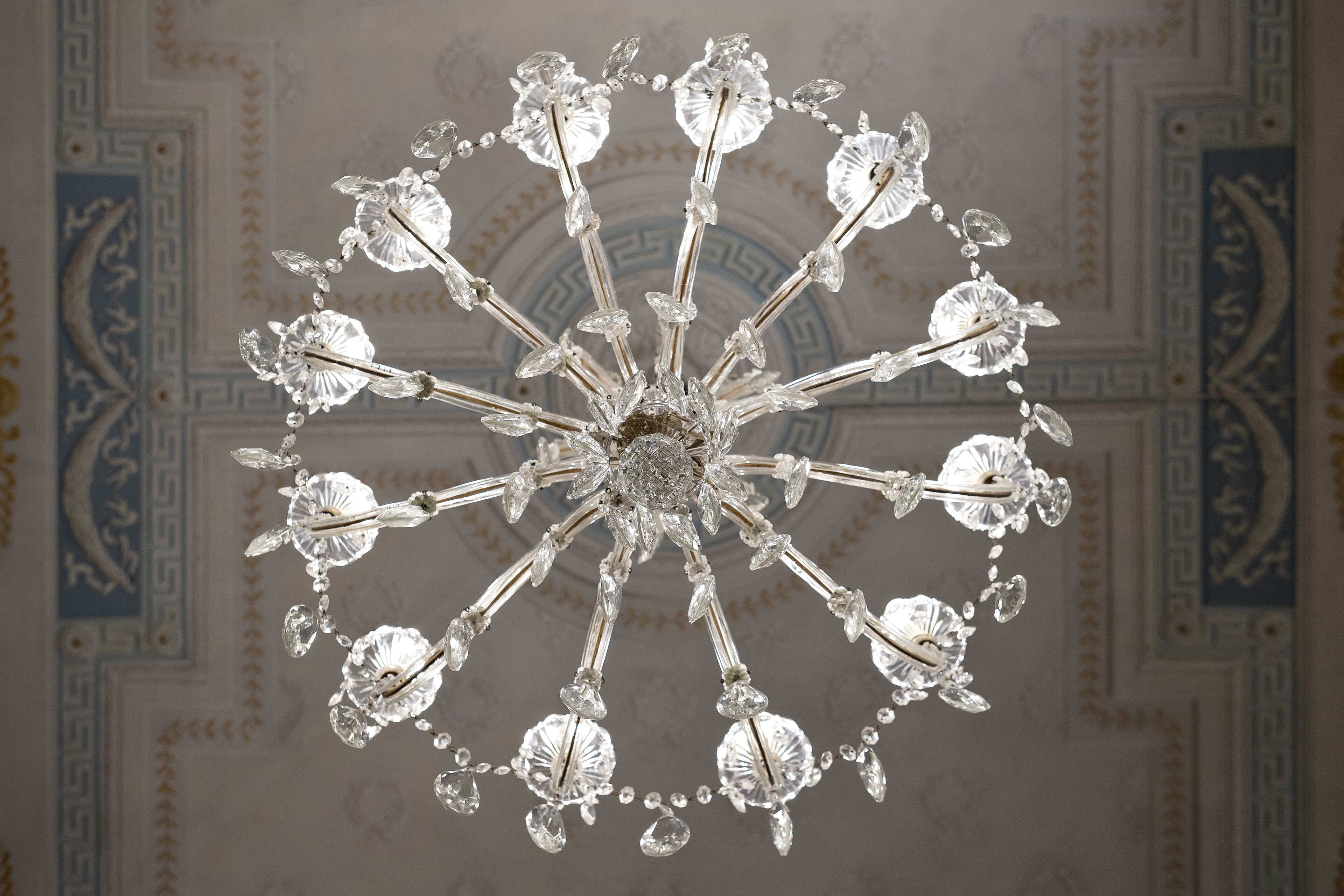 Un candelabro con múltiples brazos y detalles de cristal.