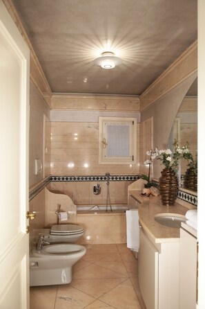 Habitación doble, baño compartido (Due Torri) | Baño | Bidé y toallas