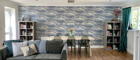 Fernseher, DVD-Player, Bücher, Videothek