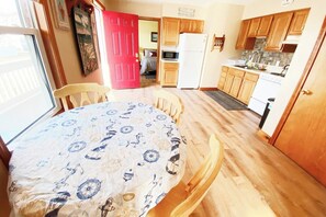 Dining - 4 min Walk to Pier & Beach. Center of OOB FREE Pk (Old Orchard Beach)