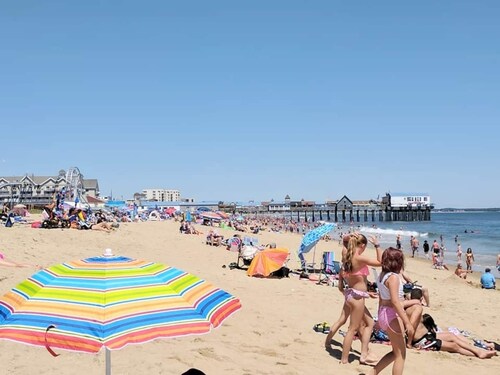 4 min Walk to Pier & Beach. Center of OOB FREE Pk