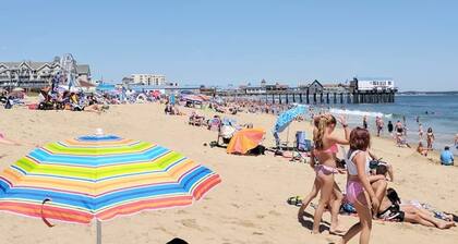 4 min Walk to Pier & Beach. Center of OOB FREE Pk