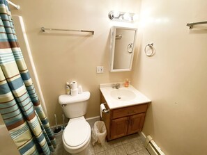 Bathroom - 4 min Walk to Pier & Beach. Center of OOB FREE Pk (Old Orchard Beach)