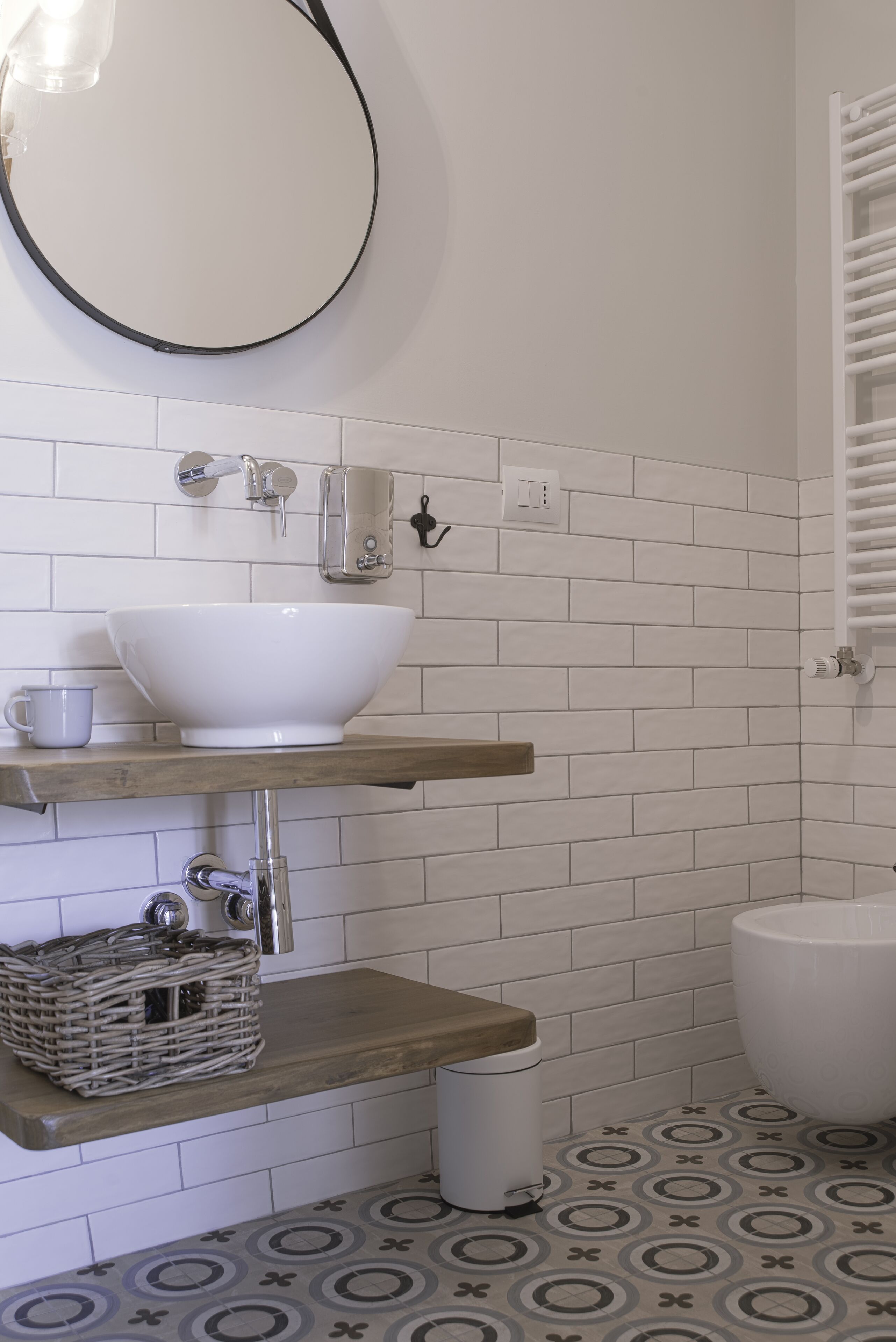 Douche, sèche-cheveux, bidet, serviettes fournies