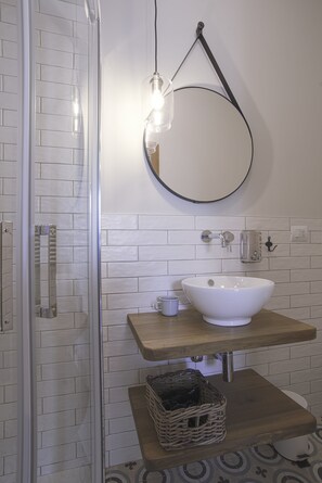 Douche, sèche-cheveux, bidet, serviettes fournies