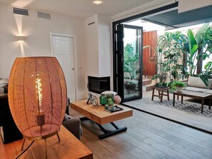 TV, fireplace