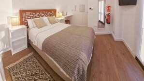 2 chambres, fer et planche à repasser, lit de bébé portatif