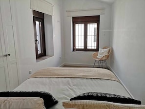 2 bedrooms, iron/ironing board, travel cot, free WiFi